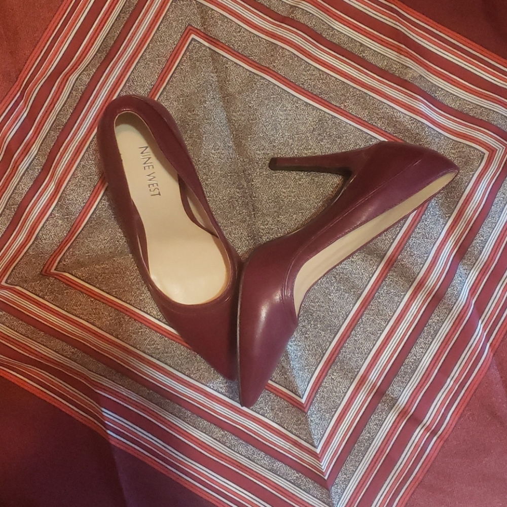 Nine west sz 5 1/2 with silk scarf to match